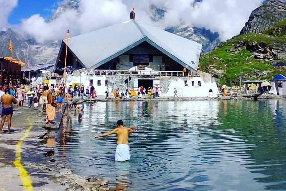 Devotees offering prayers and performing Sanan at Hemkund Sahib Gurudwara